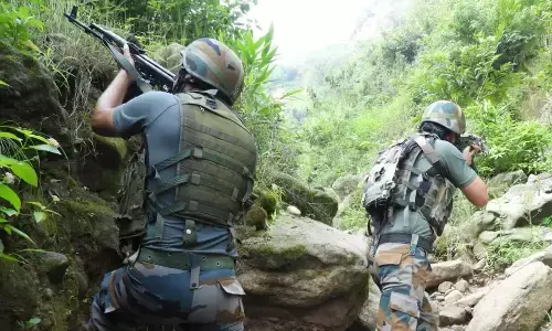 కుల్గామ్‌లో ఎదురు కాల్పులు.. ఇద్దరు జవాన్లు వీరమరణం