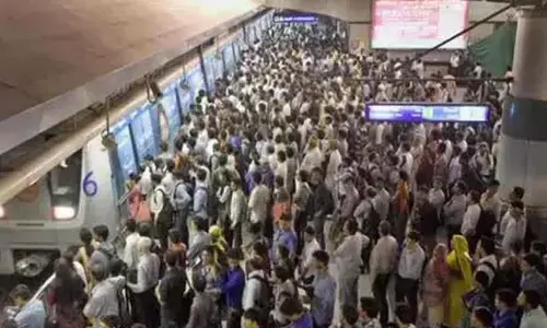 delhi metro rail,  sets record,  highest number of passengers,  travelling on rakhi day