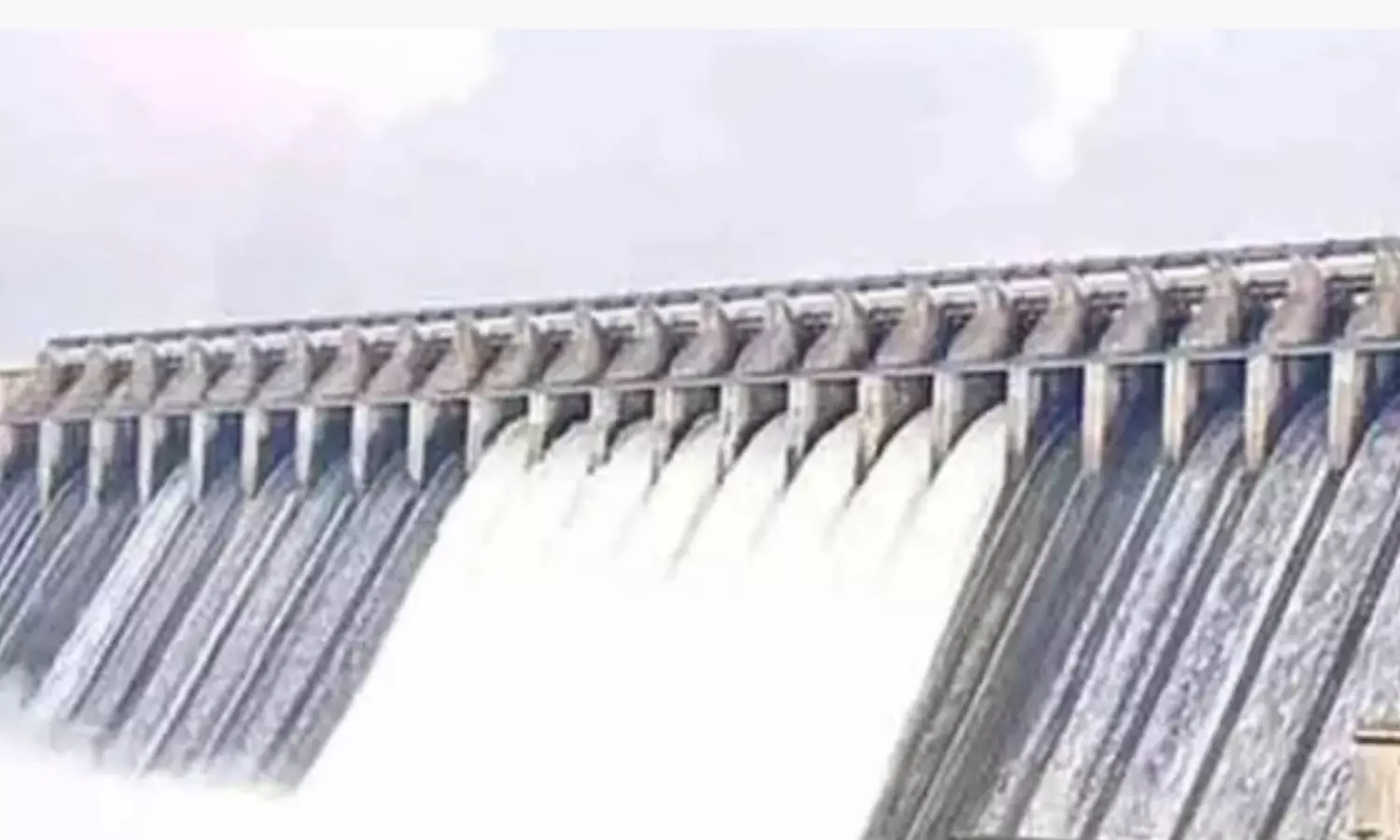 flood water continues, flow into the nagarjunasagar project, releasing water downstream through fourteen crest gates