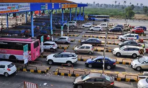 consecutive holidays, national highway becomes congested, rush at tollplaza, coming to hyderabad
