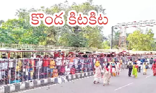 rush of devotees,  continues in tirumala, arrival of consecutive holidays and also being a sunday, darsan time in tirumala