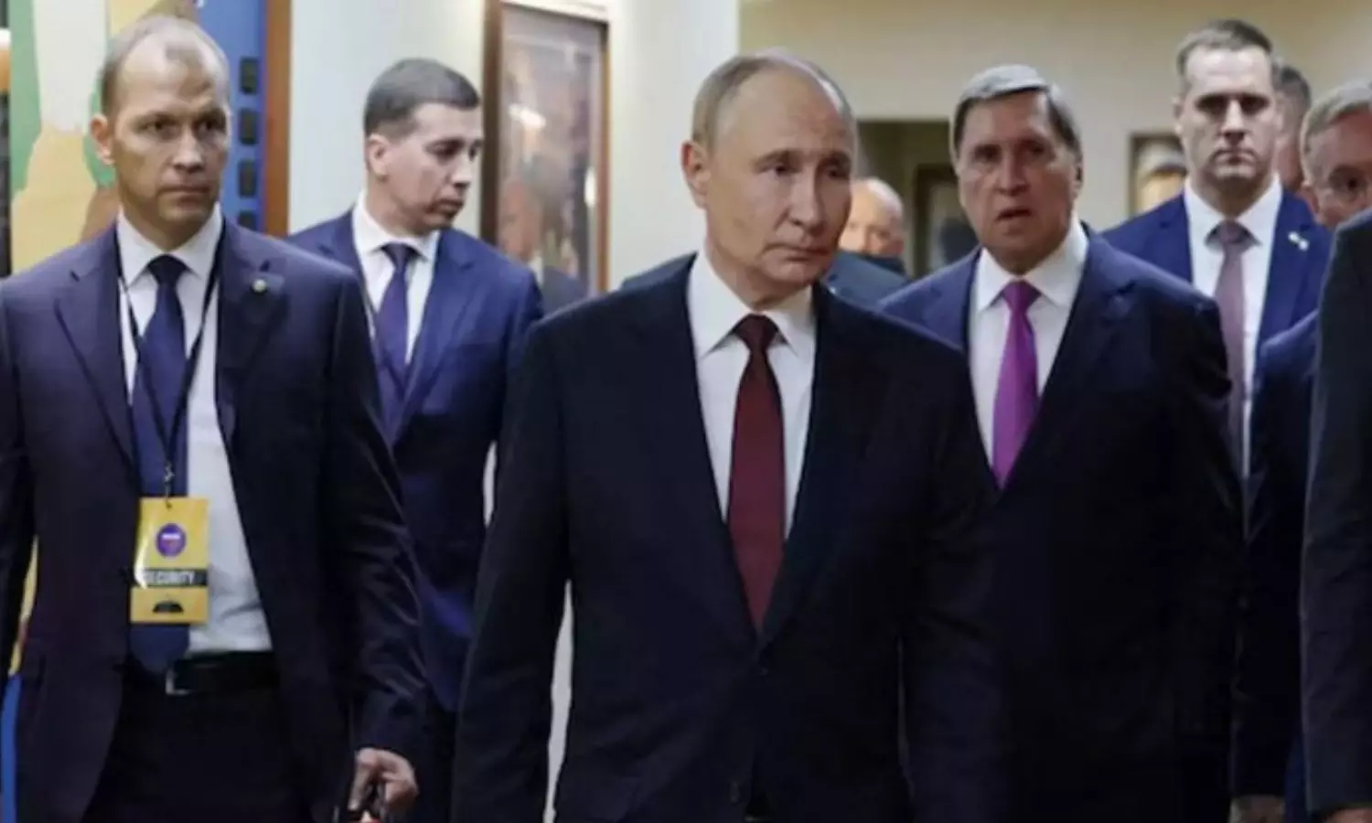 పూప్ తీసుకెళ్లే సూట్ కేస్.. పుతిన్ తో పాటూ!!