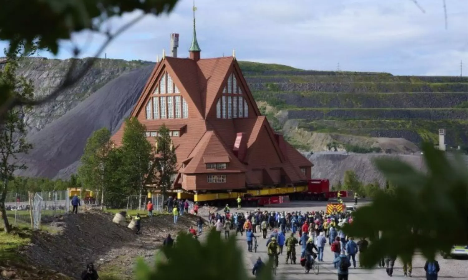 స్వీడన్ లో ఎంచక్కా.. చర్చిని తరలించారు