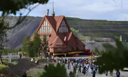 స్వీడన్ లో ఎంచక్కా.. చర్చిని తరలించారు