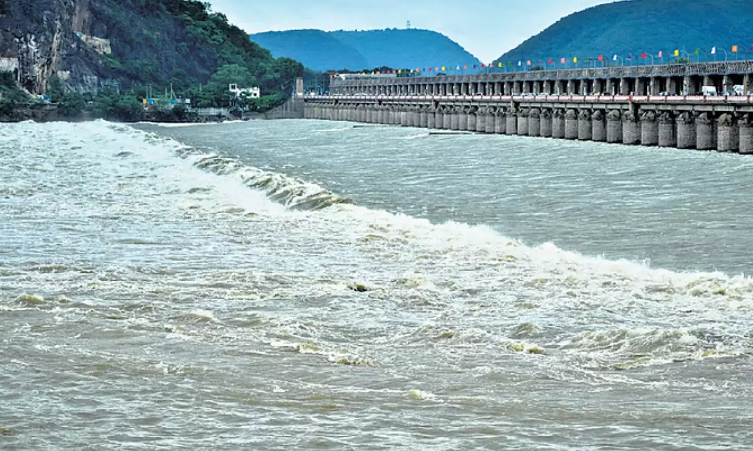 prakasam barrage, heavy flood water reaches, vijayawada, andhra pradesh
