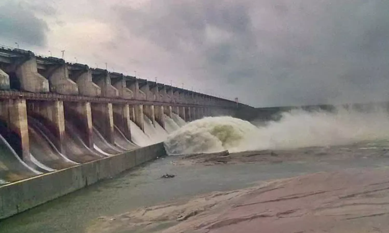 heavy flood water,  reached , sriram sagar project, telangana