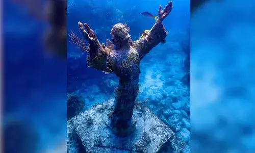 కడలి గర్భంలో కరుణామయుడు