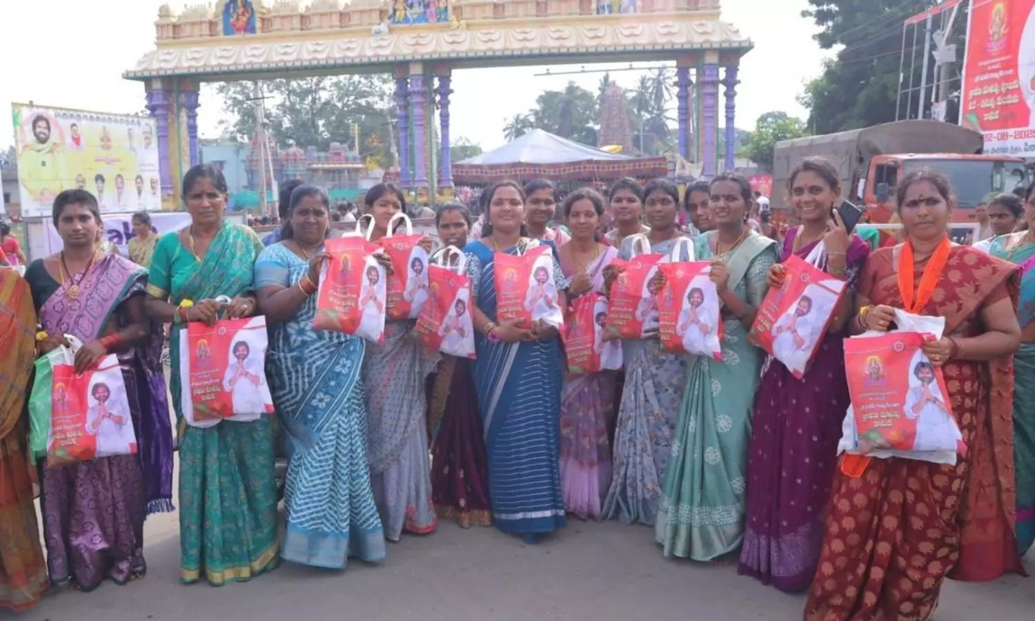 14000 మందికి చీరలు ఇచ్చిన ఉపముఖ్యమంత్రి