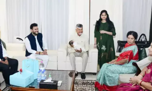 interesting incident, chandrababu naidus visit, delhi,  played with a child