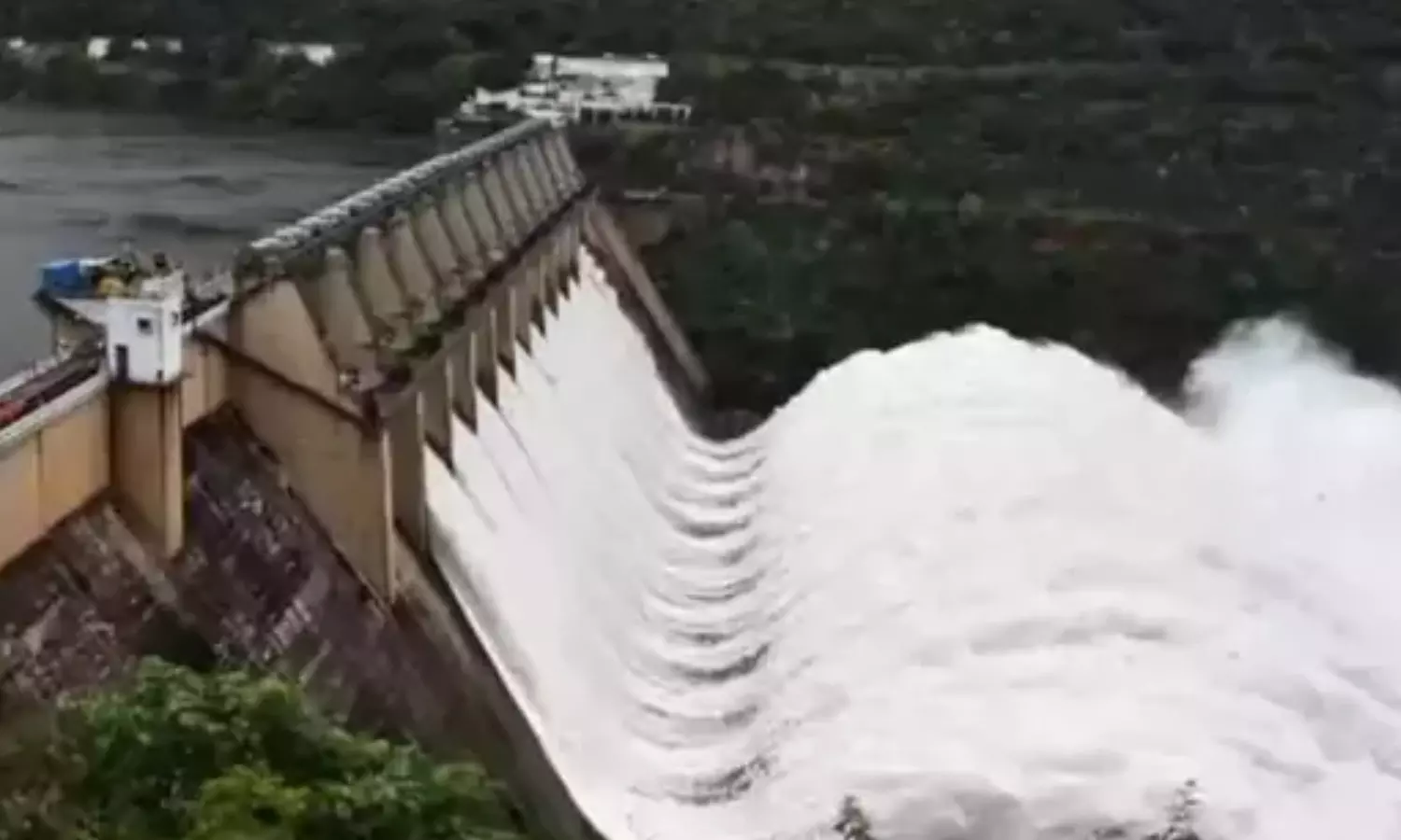 heavy flood water is reaching the srisailam reservoir, irrigation department officials are raising ten gates, nagarjuna sagar project, jurala