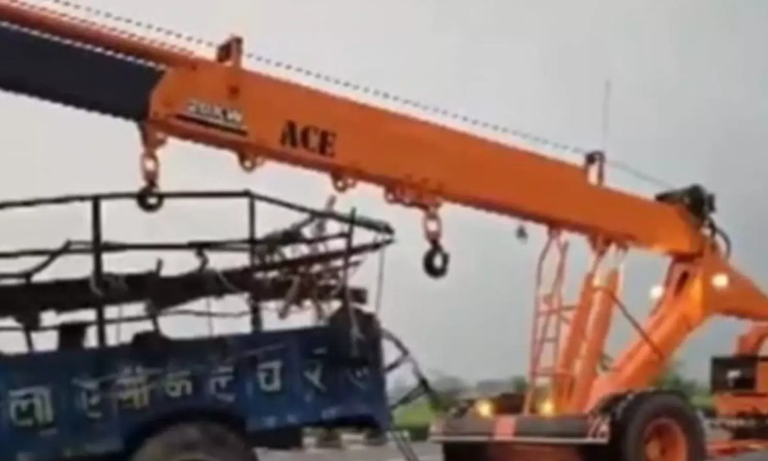 horrific road accident, eight people died, tractor,  uttar pradesh