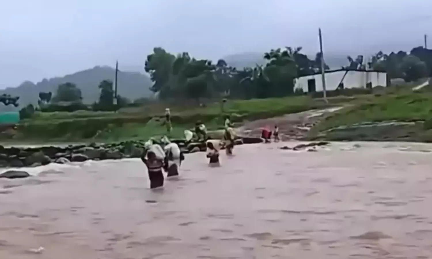 heavy rains are expected in chintur,  sabari river continues to rise dangerously, flood water on national high way, andhra pradesh