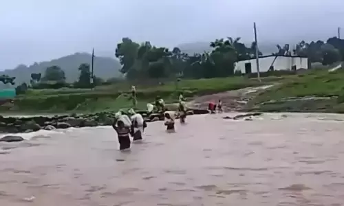heavy rains are expected in chintur,  sabari river continues to rise dangerously, flood water on national high way, andhra pradesh