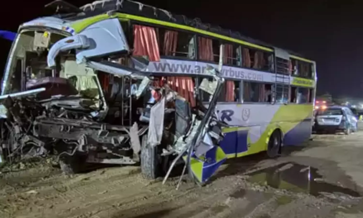 serious road accident,  three people died,  mahabubnagar district, telangana