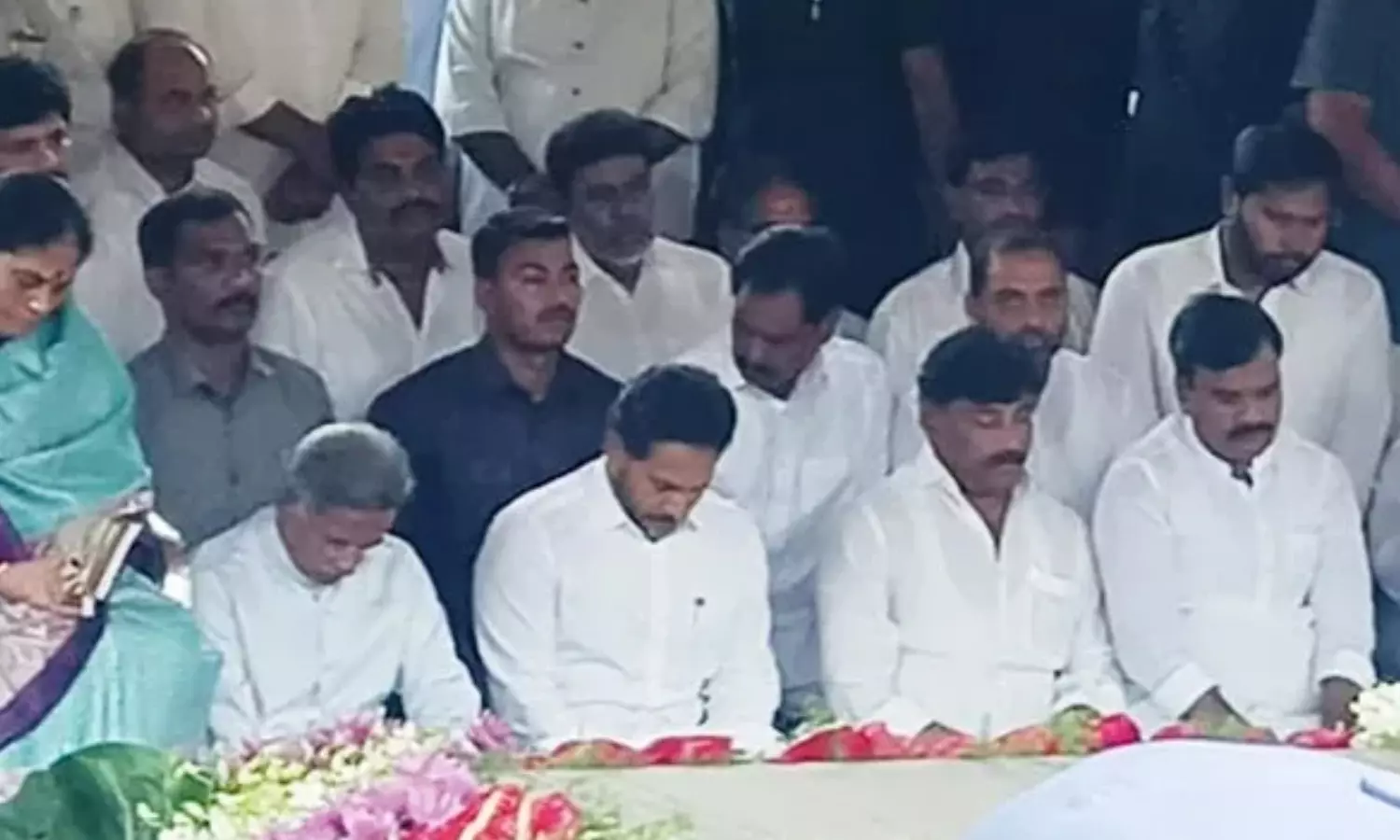 ys jagan, former chief minister, paid homage at ysr ghat, idupulapaya