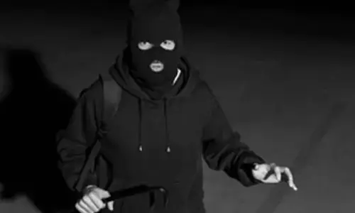 thief in anantapur district, returned the money,  stole to the temple and left, andhra pradesh