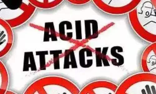 brutal incident has taken place in karnataka,  man threw acid on two children, manoj, crime news