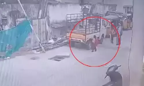 ear-old girl fell into an open manhole, incident taken place in in yakootpura, hyderabad, her mother was alert and immediately pulled her out, hyderabad