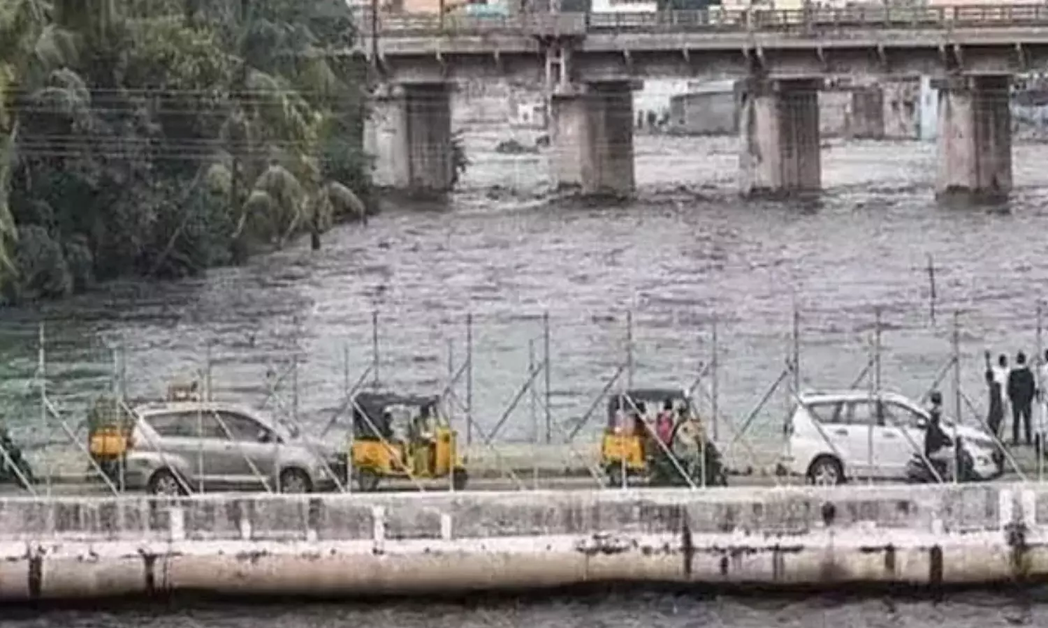 flood level of the musi river, increasing. due to heavy riain, musarambagh bridge closed, hyderabad flood level of the musi river, increasing. due to heavy riain, musarambagh bridge closed, hyderabad