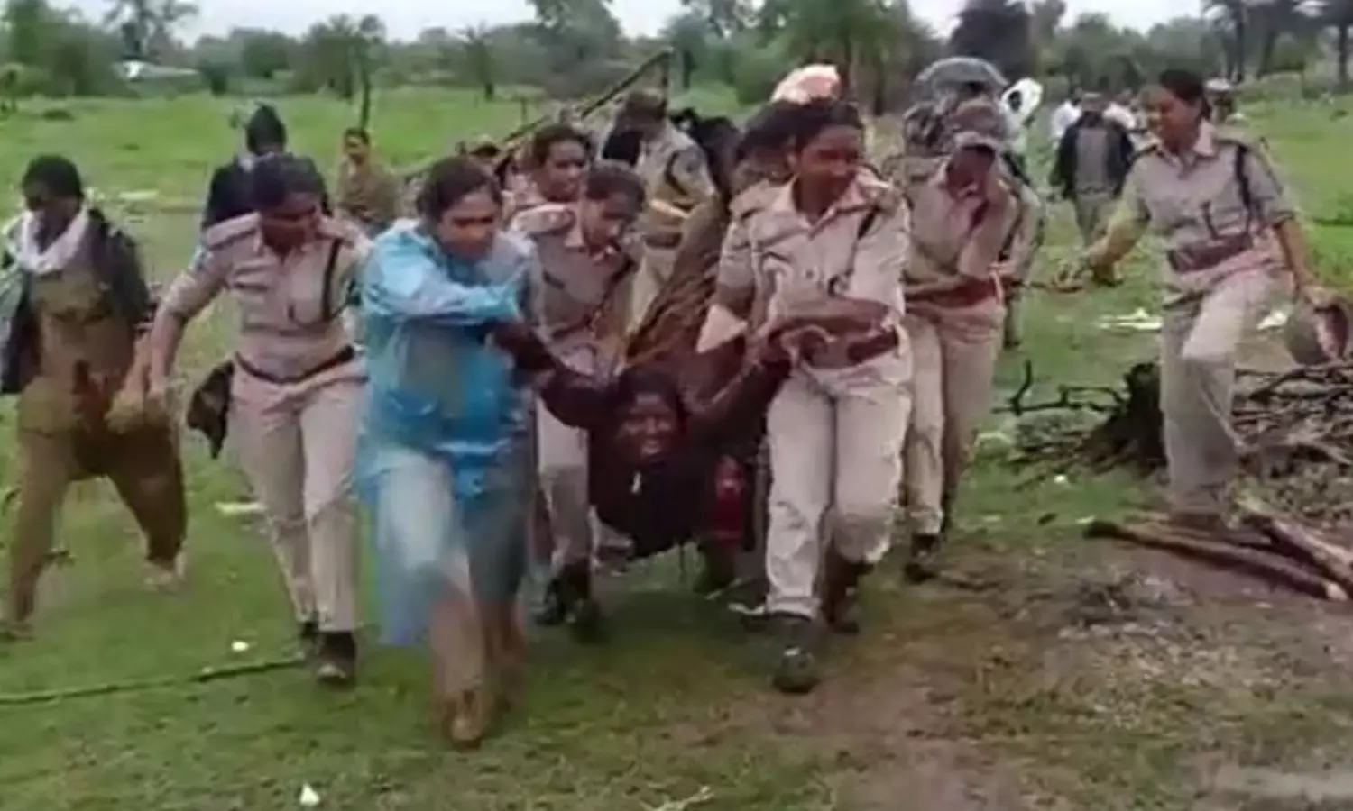 tension has erupted in dammanapeta, podu farmers clashed with the police,  removal of tribal villages in the forest area, mancherial