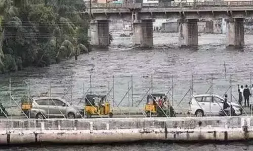 flood level of the musi river, increasing. due to  heavy riain,  musarambagh bridge closed, hyderabad