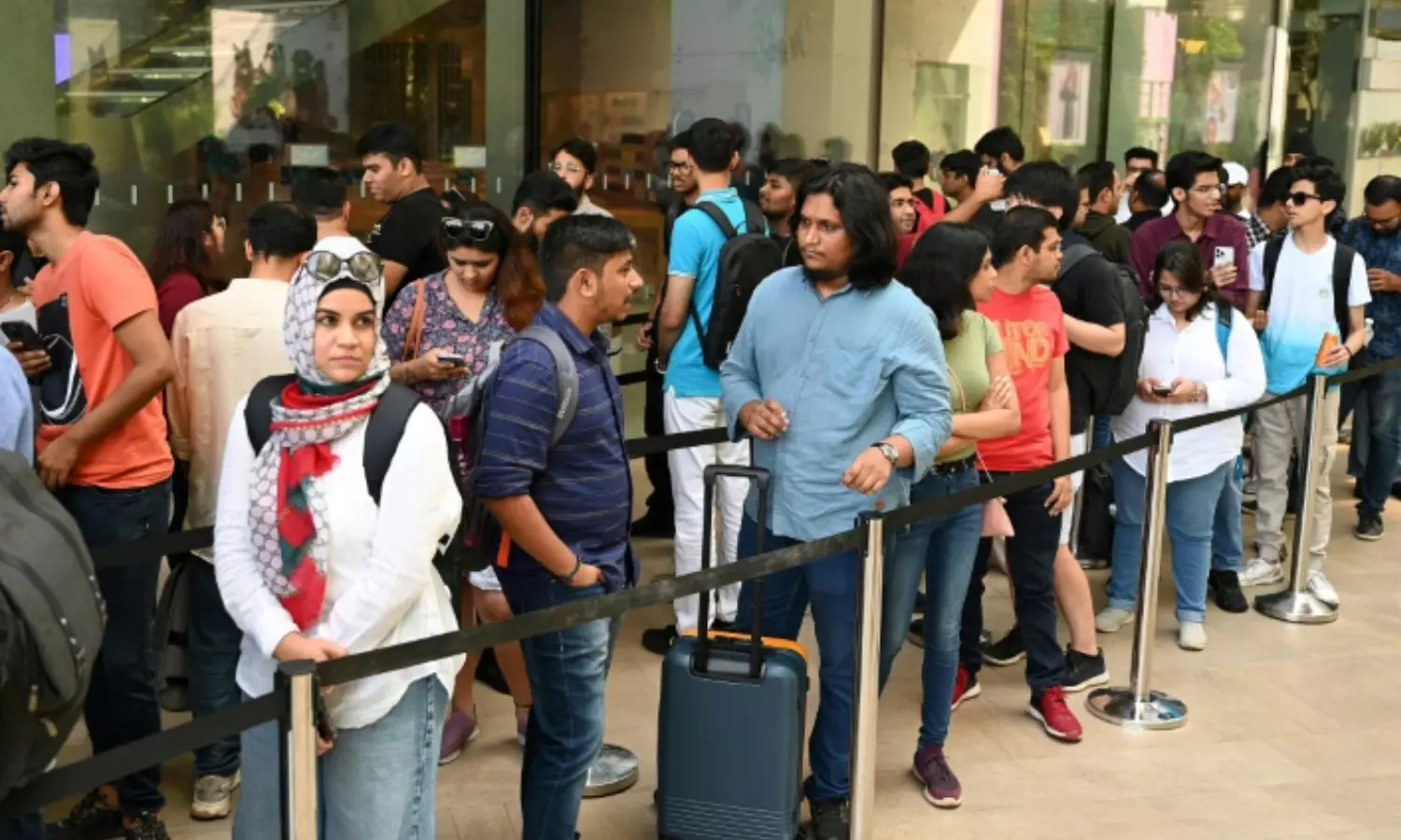 large number of  people are flocking, apple stores, Phone 17 sales will start today, india