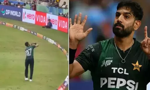 బౌండరీ లైన్ వద్ద పాక్ క్రికెటర్ అసభ్య ప్రవర్తన