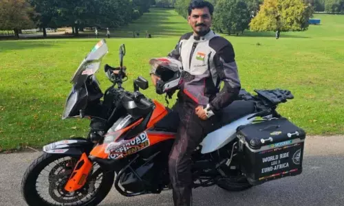 యోగేష్‌కు బహుమతిగా లభించిన బైక్‌పై ప్రపంచ యాత్ర ఆరంభం