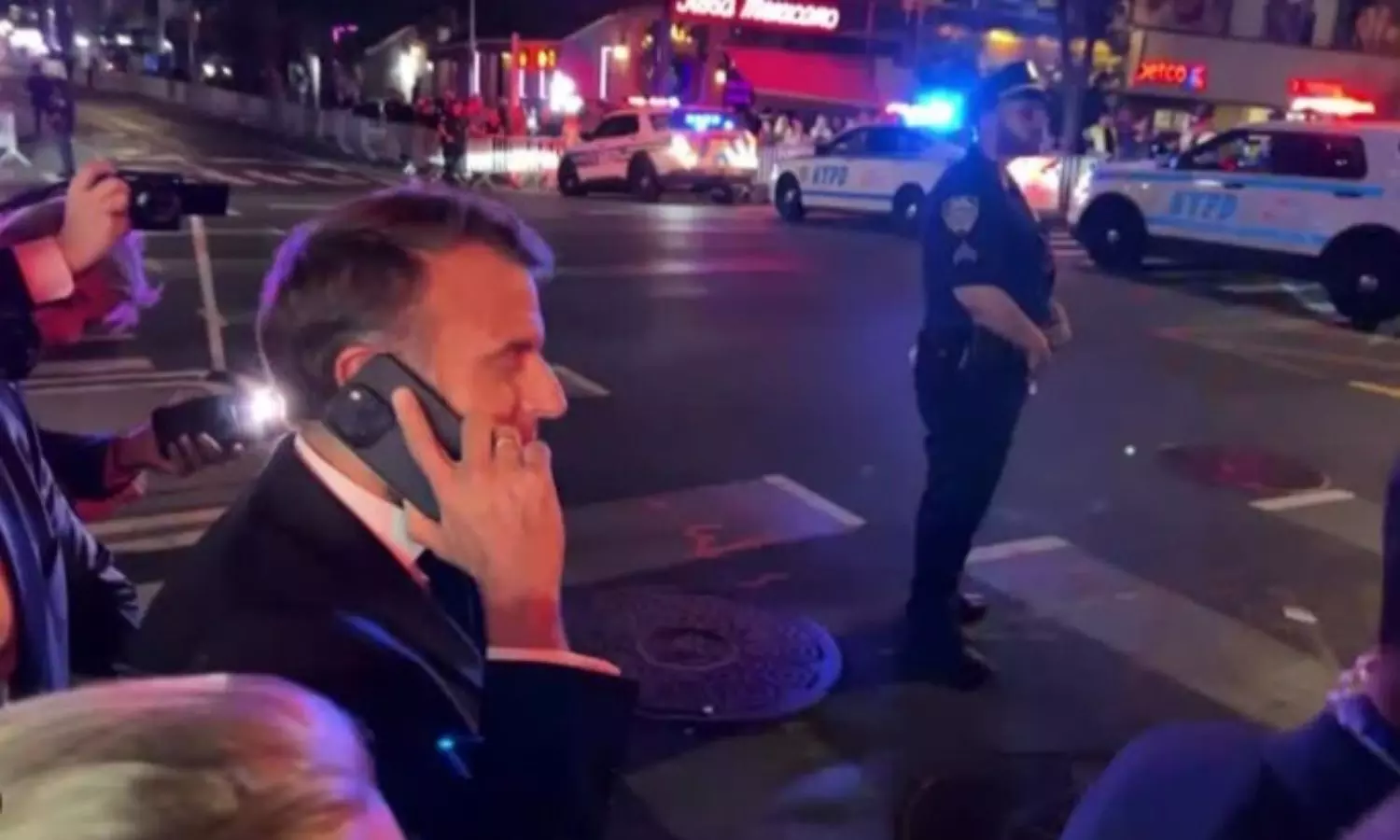 రోడ్డుపై ప్రత్యక్షమైన ఫ్రాన్స్ అధ్యక్షుడు