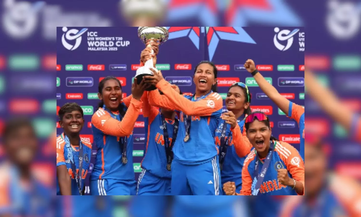 అమ్మాయిలు కప్ అందుకోవాలి!!