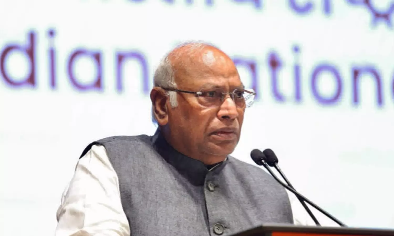 congress party national president mallikarjun kharge admitted to hospital