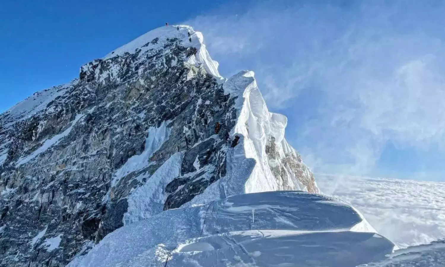 Rescue teams on Mount Everest’s Tibetan slopes after blizzard traps hundreds of tourists