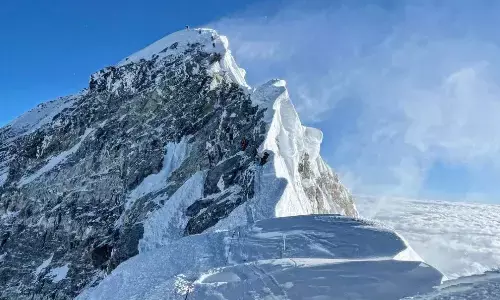 Rescue teams on Mount Everest’s Tibetan slopes after blizzard traps hundreds of tourists