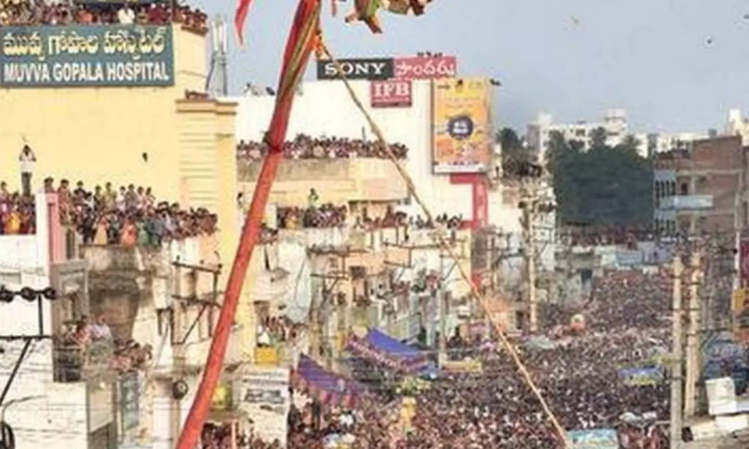 accident was averted during the ongoing pydithalli sirimanotsavam in vizianagaram