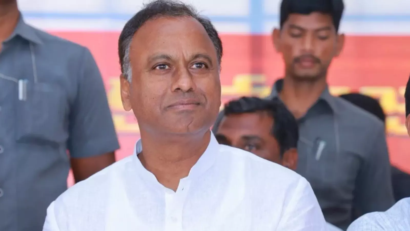 Komatireddy : కోమటిరెడ్డి కొత్త ట్విస్ట్.. ప్రభుత్వాన్ని ఇరకాటంలో పెట్టేందుకేనా?