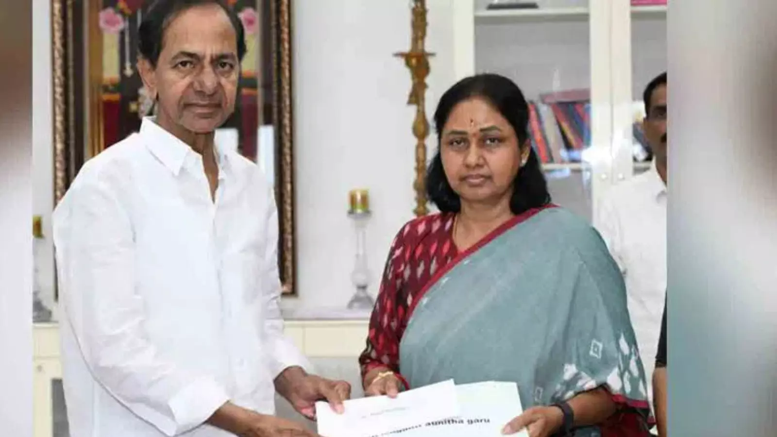 brs chief kcr gave forty lakhs to party candidate maganti sunitha in the jubilee hills by-election