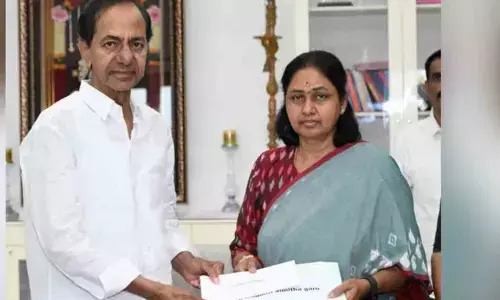brs chief kcr gave forty lakhs to party candidate maganti sunitha in the jubilee hills by-election