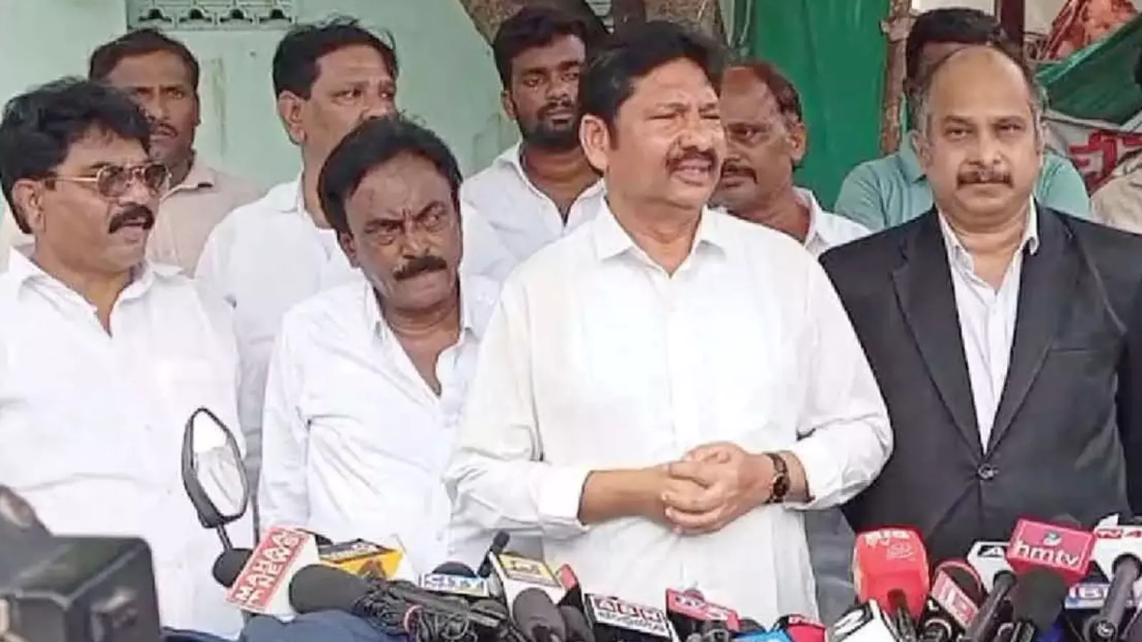 పోలీస్ కమిషనర్ కు జోగి రమేష్ ఫిర్యాదు