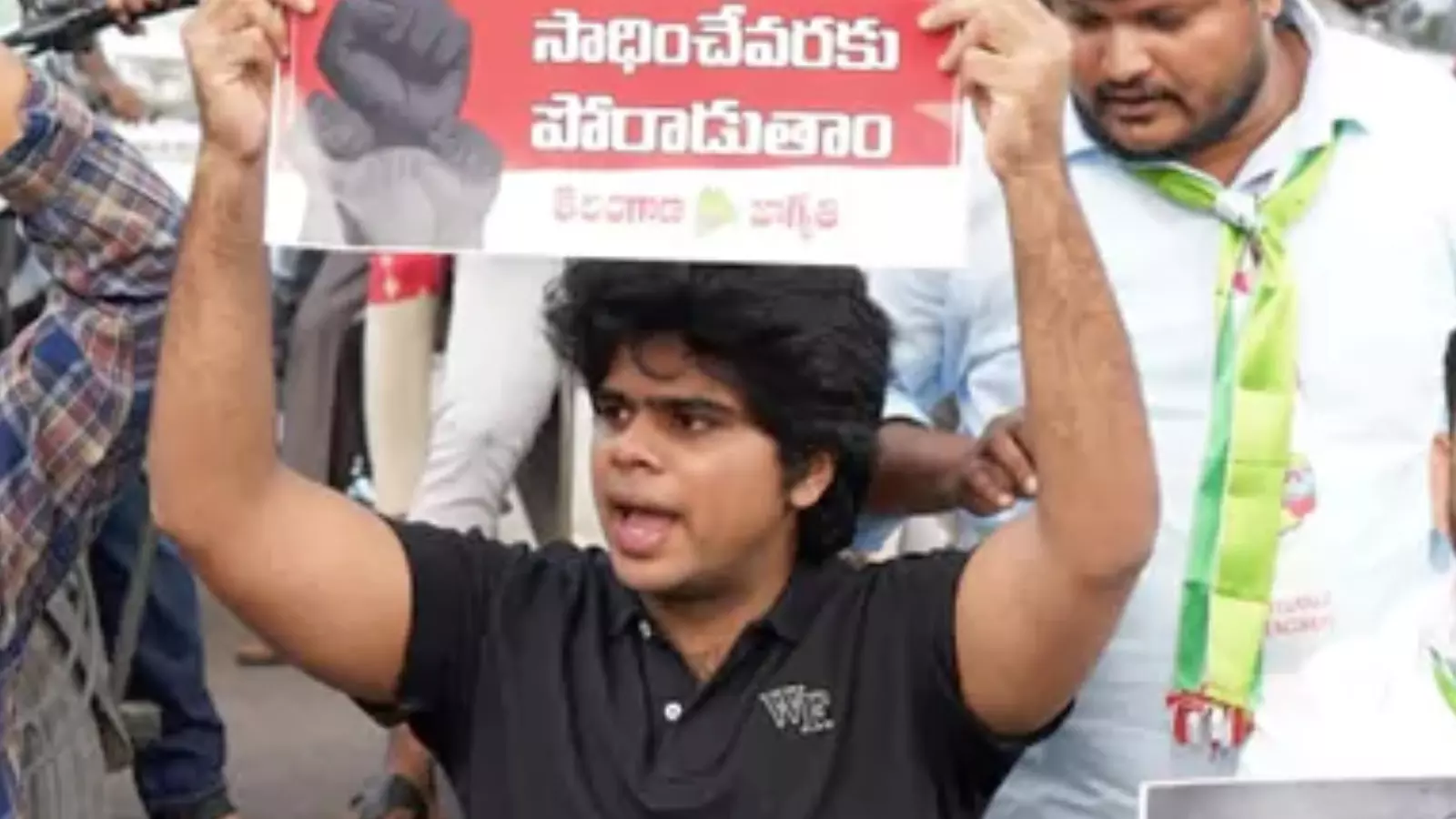 Kavitha :  కవిత కుమారుడు వచ్చేశాడటగా