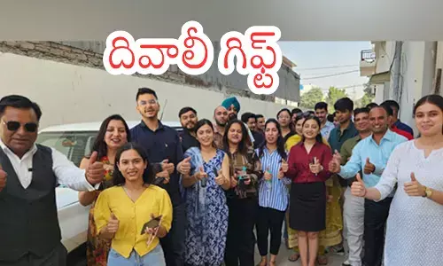 దీపావళికి ముందే ఉద్యోగులకు ఖరీదైన కార్లను గిఫ్ట్ గా ఇచ్చిన యజమాని