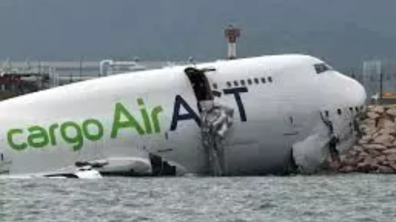 Plane Crash : హాంకాంగ్ లో ఘోర విమాన ప్రమాదం