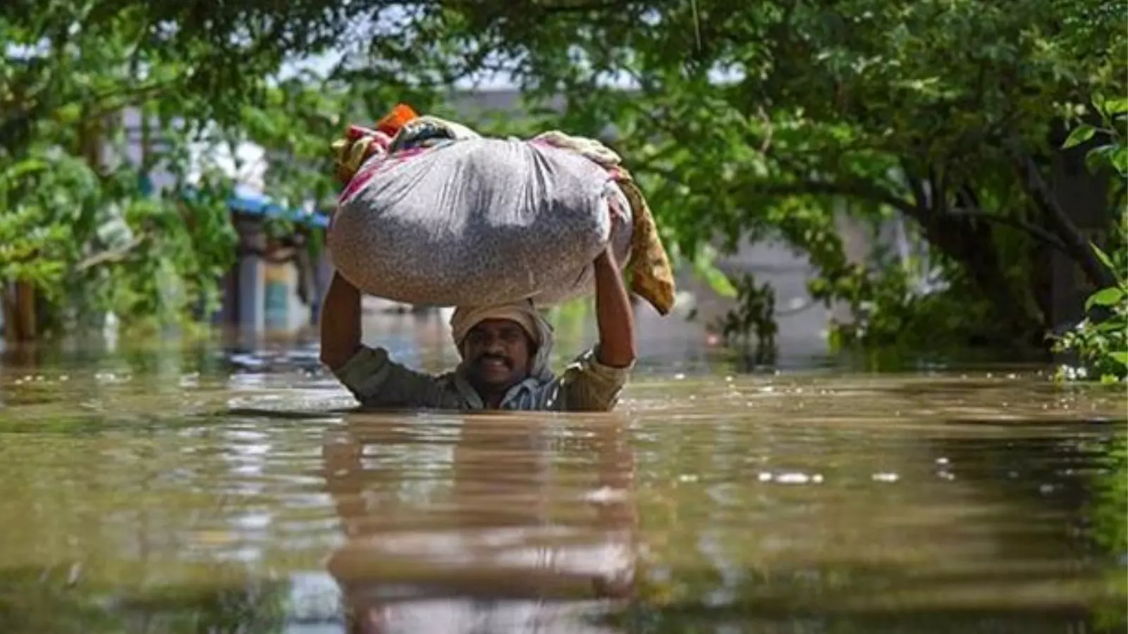 Breaking : భారీ వర్షాలతో నీటిలో గ్రామం.. ప్రజల ఆందోళన