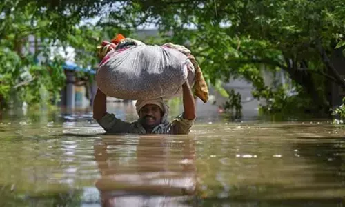 Breaking : భారీ వర్షాలతో నీటిలో గ్రామం.. ప్రజల ఆందోళన
