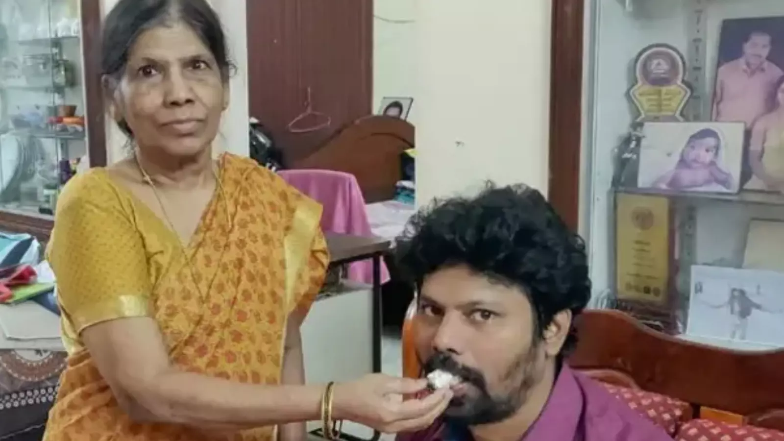 Bus Accident : బస్సు ప్రమాదంలో తల్లీకొడుకు మృతి