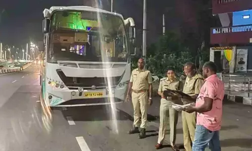 Telangana : ప్రయివేటు బస్సులపై రవాణా శాఖ దాడులు