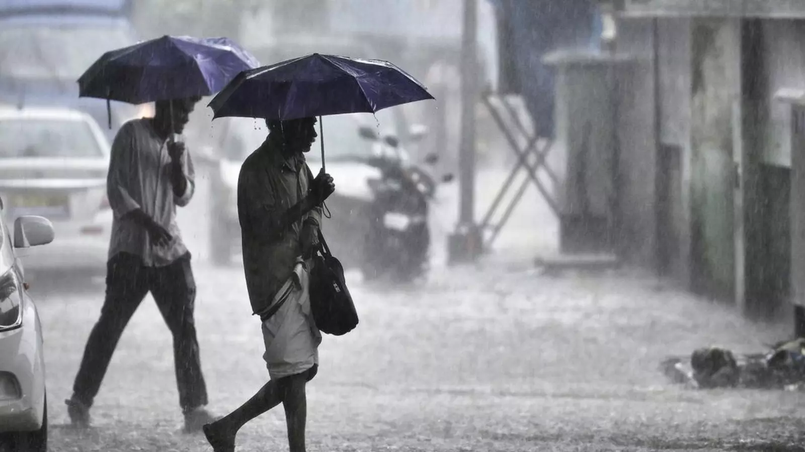 heavy rain and strong winds lashed kerala,