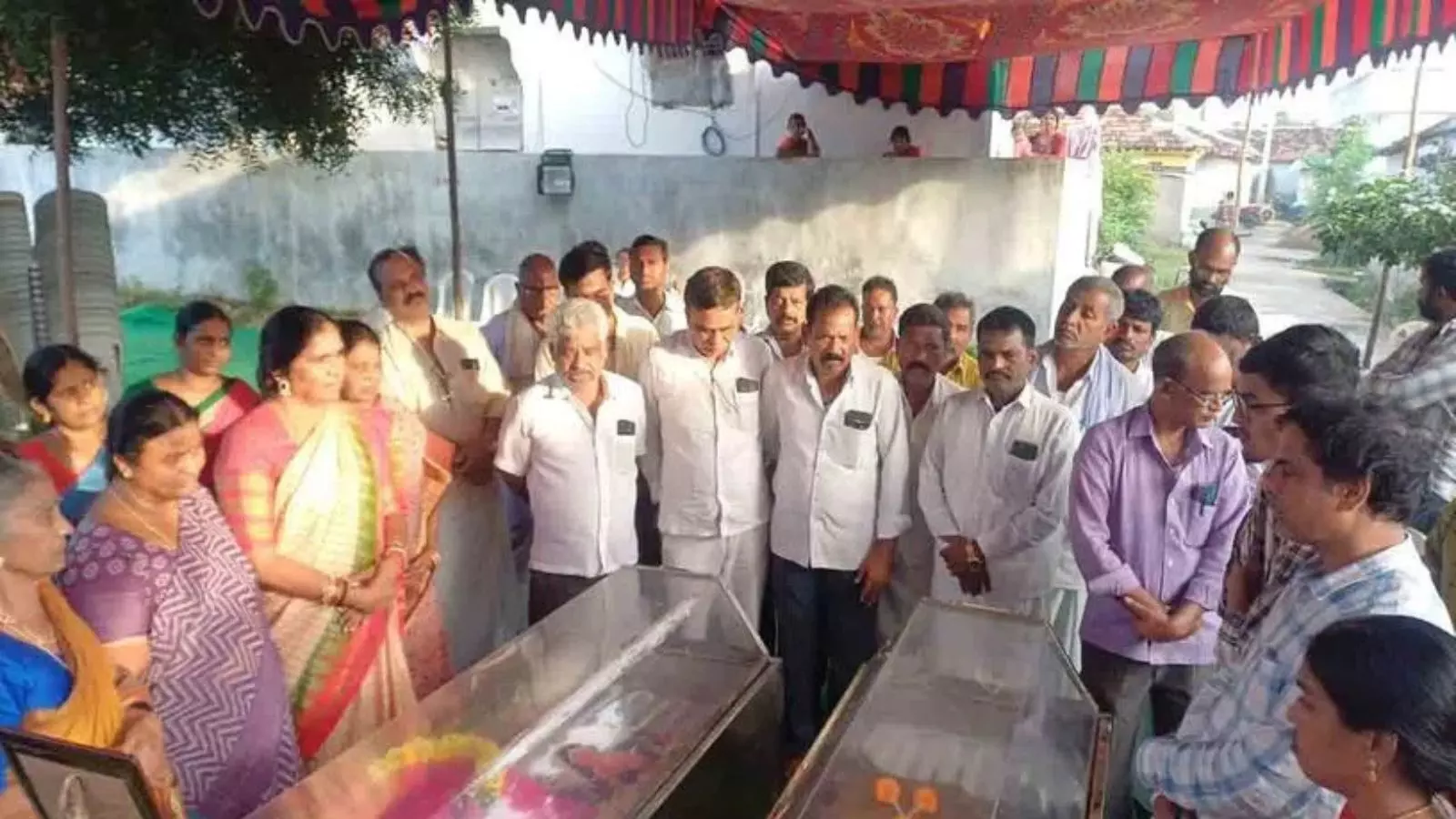 అశ్రునయనాలతో తల్లీకూతుళ్ల అంత్యక్రియలు