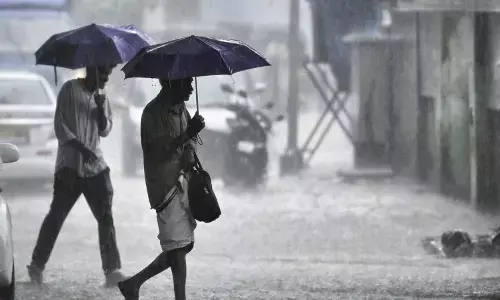 heavy rain and strong winds lashed kerala,