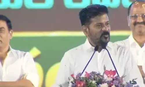 Revanth Reddy : సినీ కార్మికులకు రేవంత్ రెడ్డి గుడ్ న్యూస్