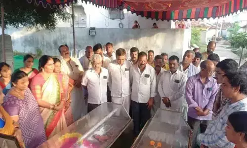 అశ్రునయనాలతో తల్లీకూతుళ్ల అంత్యక్రియలు